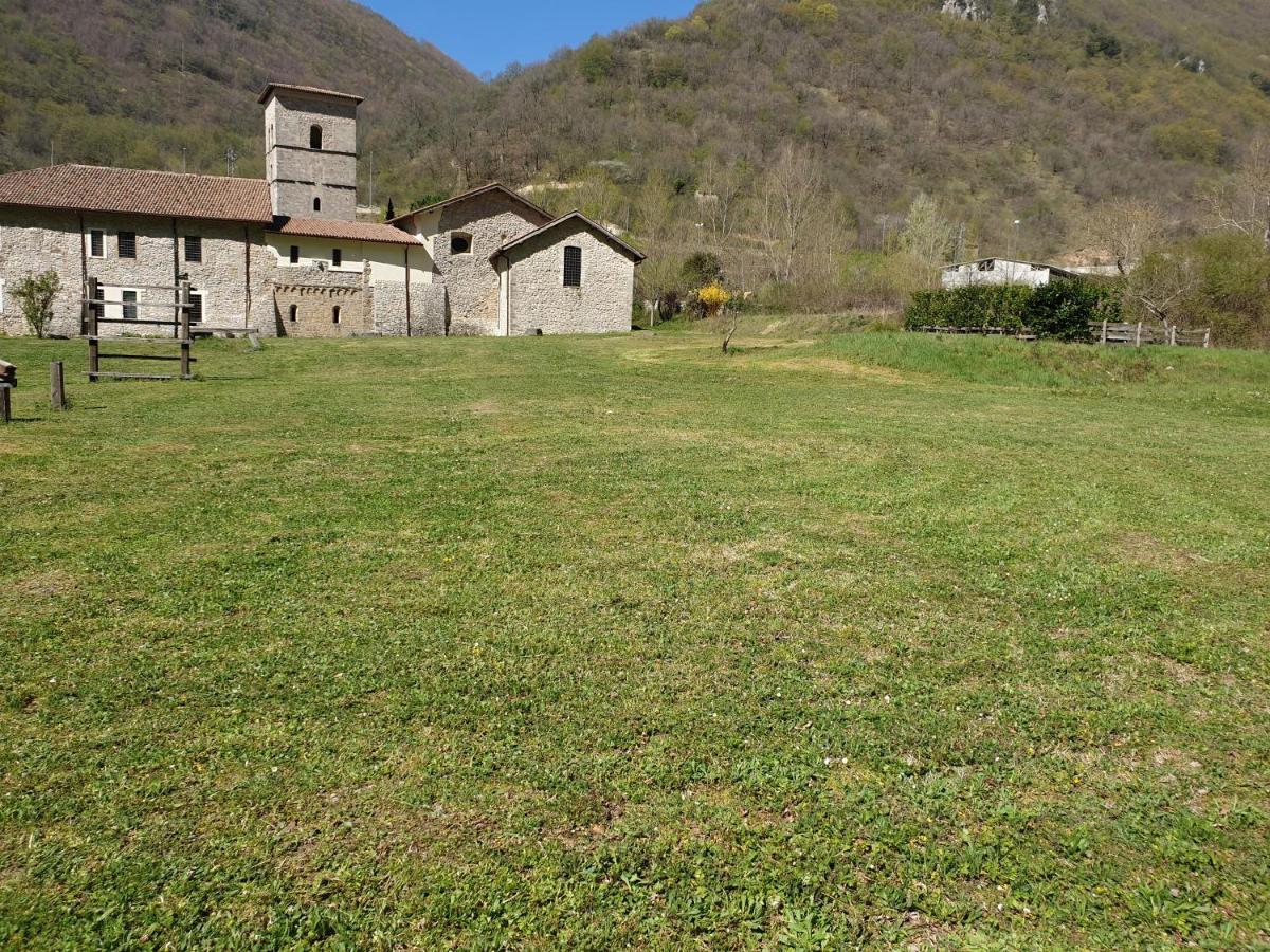 Отель Abbazia Ss. Quirico E Giulitta Micigliano Экстерьер фото