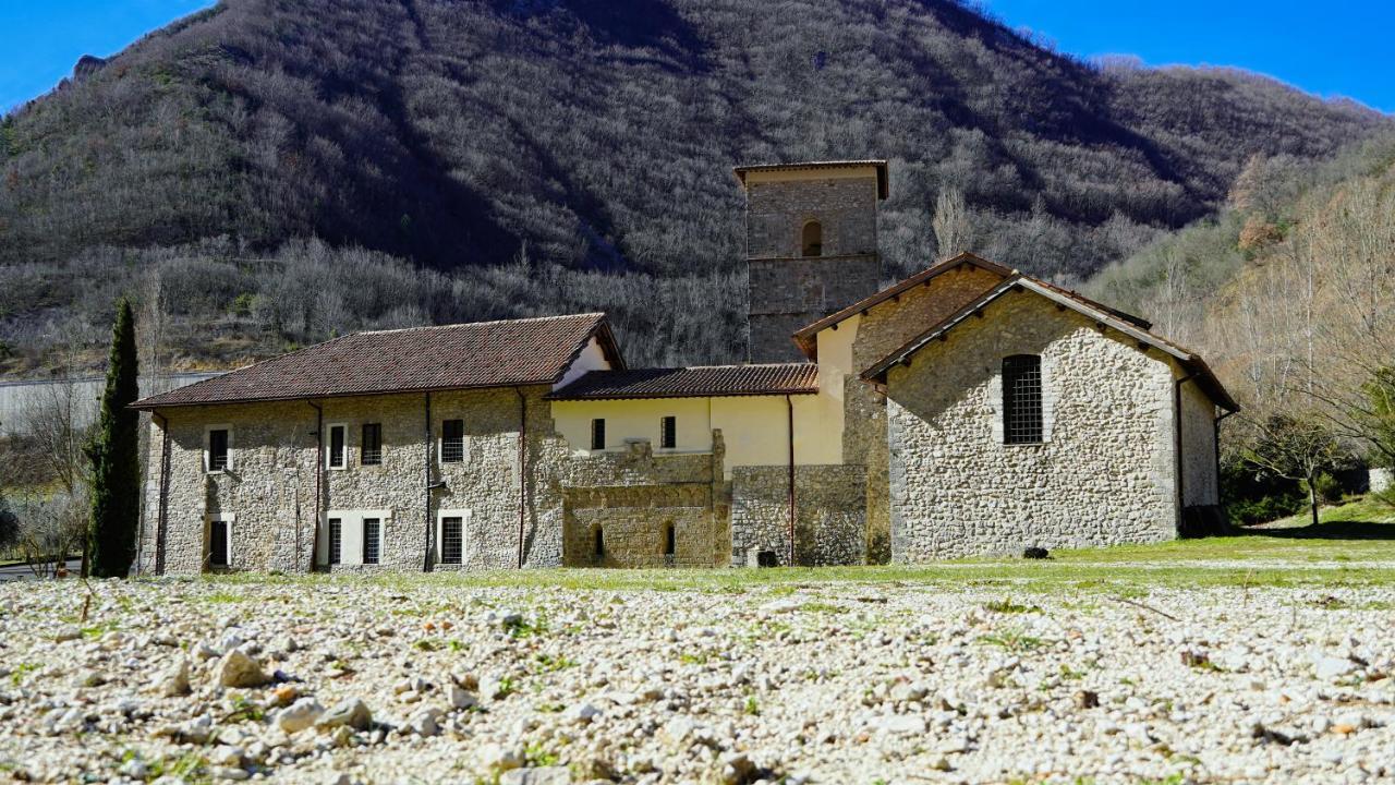 Отель Abbazia Ss. Quirico E Giulitta Micigliano Экстерьер фото