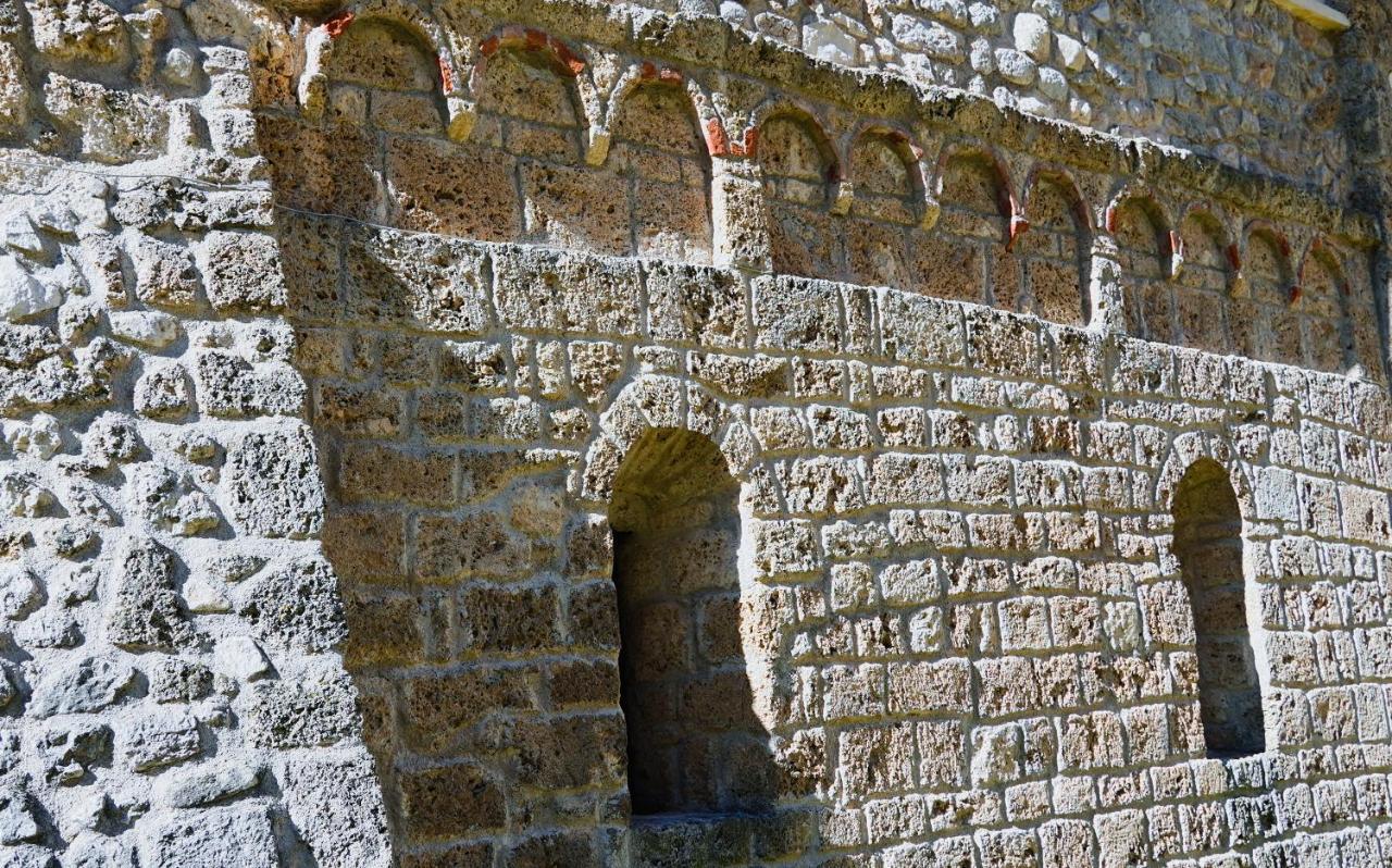 Отель Abbazia Ss. Quirico E Giulitta Micigliano Экстерьер фото