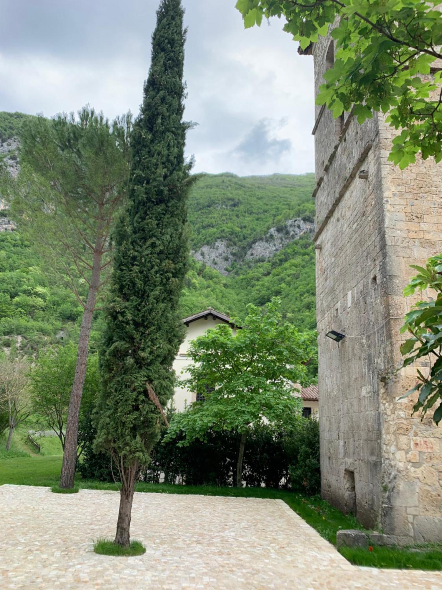 Отель Abbazia Ss. Quirico E Giulitta Micigliano Экстерьер фото